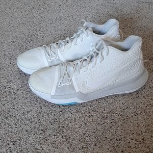 Nike Kyrie 3 white size 10